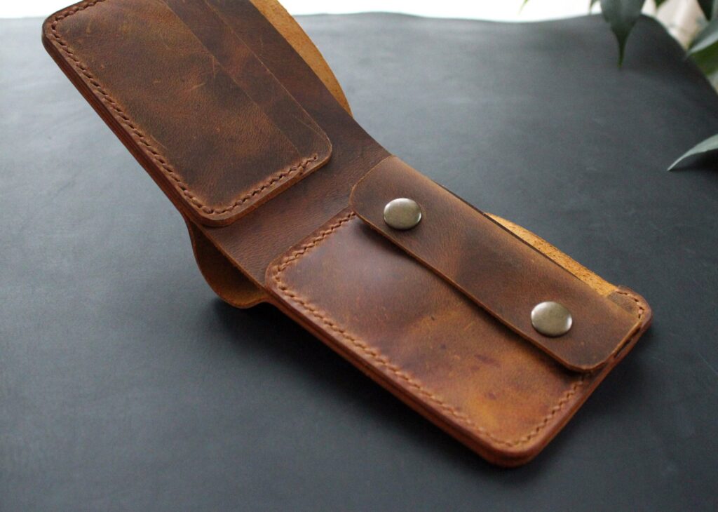 Men leather bifold wallet with coin purse rust brown | Anger Refuge
