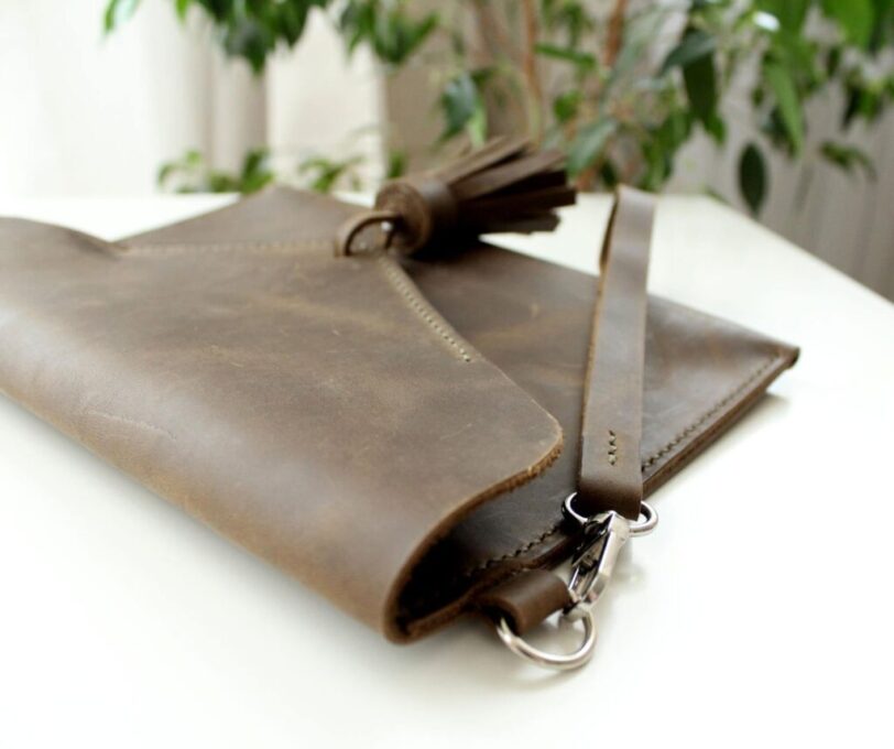 Leather clutch bag olive